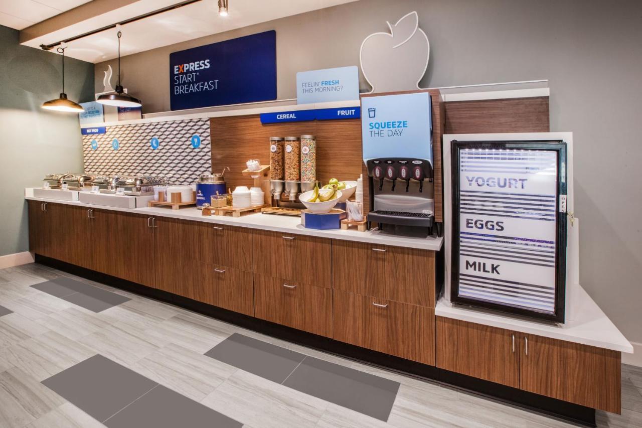 Holiday Inn Express Des Moines-At Drake University, An Ihg Hotel Екстериор снимка